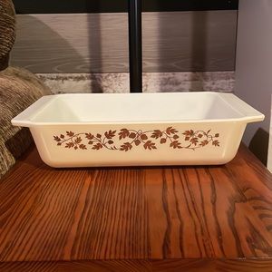Pyrex Gold Leaf golden acorn 2 quart baking dish